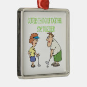 一緒にゴルフをするカップルは一緒にとどまります メタルオーナメント (右)