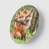 一緒に坐る愛らしいアカギツネのキットの写真 ラウンド壁時計 (傾斜)