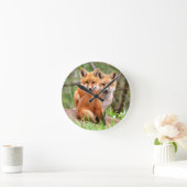 一緒に坐る愛らしいアカギツネのキットの写真 ラウンド壁時計 (ホーム)