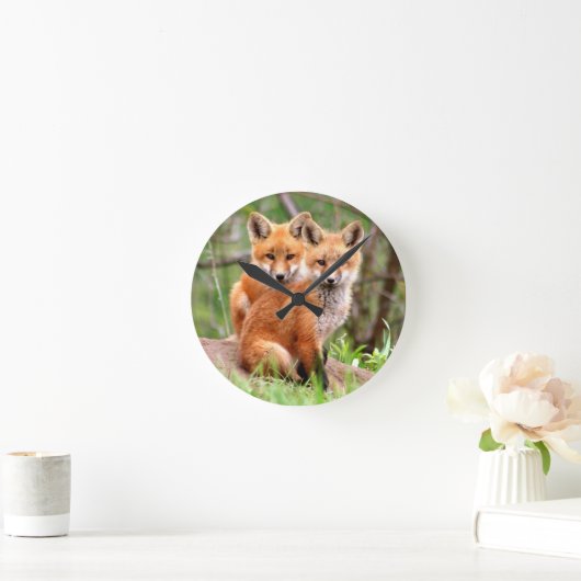 一緒に坐る愛らしいアカギツネのキットの写真 ラウンド壁時計 (ホーム)