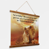 一緒に座っているライオンのカップル 吊り下げ型タペストリー (傾斜あり)