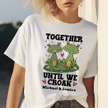 一緒に我々がカエルおもしろいカップルカスタム Tシャツ<br><div class="desc">この愛祝愛らしいカエルのカップルとの壊れない絆デザイン!ハートと魅力的花に囲まれた2頭のカエルが特徴お洒落で、ユーモアとコミッユニークトを愛するカップルにピッタリのシャツである。あなたの名前でパーソナライズして本当に特別にする。記念日やバレンタインデーに最適か、それだけで！</div>
