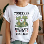 一緒に我々のクロークレトロカエルのカップルカスタム Tシャツ<br><div class="desc">この愛祝愛らしいカエルのカップルとの壊れない絆デザイン!ハートと魅力的花に囲まれた2頭のカエルが特徴お洒落で、ユーモアとコミッユニークトを愛するカップルにピッタリのシャツである。あなたの名前でパーソナライズして本当に特別にする。記念日やバレンタインデーに最適か、それだけで！</div>