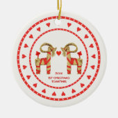 一緒に日付を記入されるスウェーデンのわらのヤギの第1クリスマス セラミックオーナメント (正面)