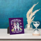 一緒に楽しむカップルが一緒に滞在おもしろい- フォトプラーク (インサイチュ)