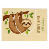 一緒に遊ぼう？ナマケモノの子供の誕生日 ラージペーパーバッグ (裏面)