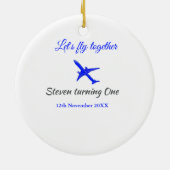 一緒に飛ぼう1歳の誕生日飛行機ブルーシルブ セラミックオーナメント (裏面)