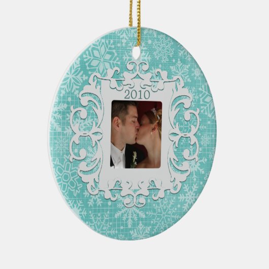 一緒の初めてのクリスマスのカスタムな写真および日付 セラミックオーナメント (右)