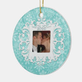 一緒の初めてのクリスマスのカスタムな写真および日付 セラミックオーナメント (左)