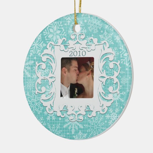 一緒の初めてのクリスマスのカスタムな写真および日付 セラミックオーナメント (左)