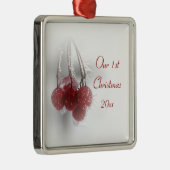 一緒の赤く霜の降りたな果実の第1クリスマス メタルオーナメント (右)