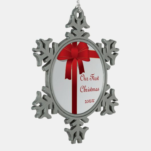 一緒の赤の弓第1クリスマス スノーフレークピューターオーナメント (左)