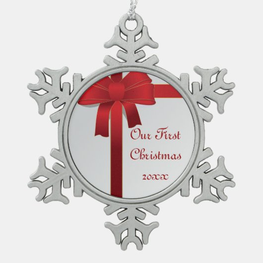 一緒の赤の弓第1クリスマス スノーフレークピューターオーナメント (正面)