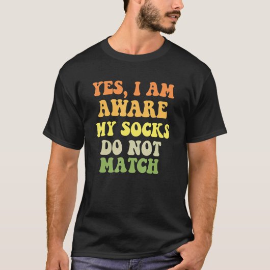 一致しない靴下おもしろい靴下ユーモア Tシャツ (正面)
