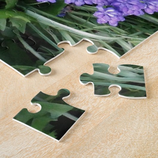 一般的なブドウのヒヤシンス、青い紫の花、フローラ ジグソーパズル (側面)