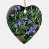 一般的なブドウのヒヤシンス、青い紫の花、フローラ セラミックオーナメント (右)