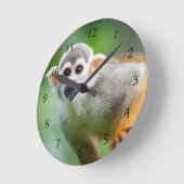 一般的なリスのサルのクローズアップ ラウンド壁時計 (傾斜)