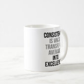 一貫性により平均を卓越した製品に変換 コーヒーマグカップ (正面右)