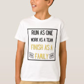 一走つはチームで働き、家族の少年として終わる Tシャツ (正面)