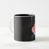 一輪のピンクのバラ ツートーンマグカップ (正面左)