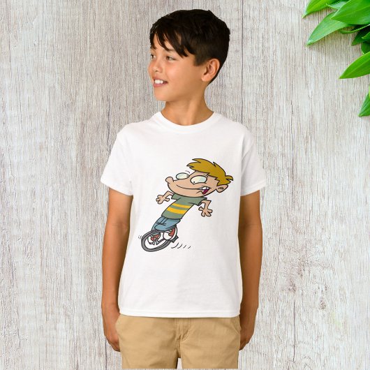 一輪車に乗る面白い少年 Tシャツ