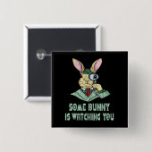 一部のバニーがイースターバニーボタンを見ている 缶バッジ (正面&裏面)