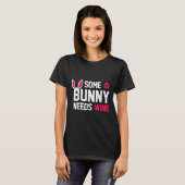 一部のバニーがワイン女性イースターデイ飲む必要がある Tシャツ (正面フル)