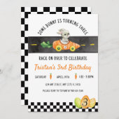 一部のバニーが3回、イースターバニーのレースを回している 招待状 (正面/裏面)