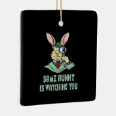 一部のバニーはあなたを見ているイースターバニー セラミックオーナメント (右)