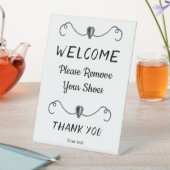 丁寧にゲストに靴を脱ぐよう伝える 台座サイン (インサイチュ)