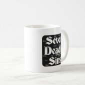 七つの致命的な罪のロゴ コーヒーマグカップ (正面右)