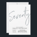 七十 |シルバモダンーブラシ70th誕生日パーティー 招待状<br><div class="desc">こ祝の70歳の誕生日パシンプルーテスタイリッシュィーの招待で特別な日。このデザインは、黒と銀の色のコンボでクリーンなレイアウトを持つブラシスクリプト「Seuthic」を特徴としている。その他のデザインは私のショップBaraBomDesignで利用可能。</div>