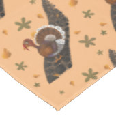 七面鳥が花で石の道を歩いている テーブルクロス (アングル)