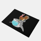 七面鳥に乗るサメの顔-おもしろい仮面動物 ドアマット (アングル)