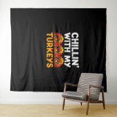 七面鳥のシャツを着て肌寒く女は幸せ タペストリー (インサイチュ(横))