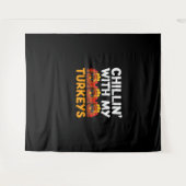 七面鳥のシャツを着て肌寒く女は幸せ タペストリー (正面(横))