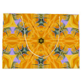 万華鏡のように千変万化するパターンイエローサンフラワー花びら ラージペーパーバッグ (裏面)