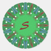 万華鏡のように千変万化するパターンツリーモノグラムクリスマスステッカー ラウンドシール (正面)