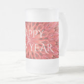 万華鏡のように千変万化するパターンデザインレッドフラワーハッピーニューイヤー文字 フロストグラスビールジョッキ (正面右)