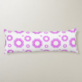 万華鏡のように千変万化するパターンプリント ボディピロー (裏面)