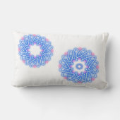 万華鏡のように千変万化するパターンプリント ランバークッション (裏面)