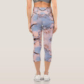 万華鏡のように千変万化するパターンモーニングブルー&フロストピンク カプリレギンス (裏面)