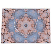 万華鏡のように千変万化するパターンモーニングブルー&フロストピンク ラージペーパーバッグ (正面)