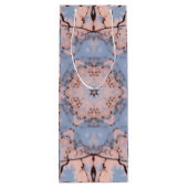 万華鏡のように千変万化するパターンモーニングブルー&フロストピンク ワインギフトバッグ (裏面)