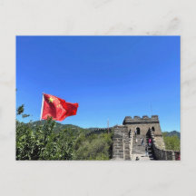 万里の長城の望楼に翻る中国の旗