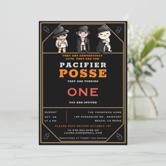 三つおもしろい子おしゃぶりポーズワイルドウエスト誕生日 招待状 (スタンド正面)