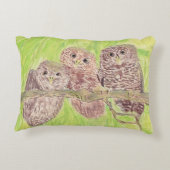 三つの小さなスクワリングのフクロウ絵画 – アクリル。 アクセントクッション (裏面)