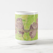 三つの小さなスクワリングのフクロウ絵画 – アクリル。 コーヒーマグカップ (中央)