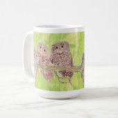 三つの小さなスクワリングのフクロウ絵画 – アクリル。 コーヒーマグカップ (正面左)