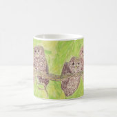 三つの小さなスクワリングのフクロウ絵画 – アクリル。 コーヒーマグカップ (中央)